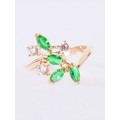 Кольцо с зеленым фианитом "искристые лепестки"