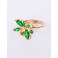 Кольцо с зеленым фианитом "цветочная бесконечность"