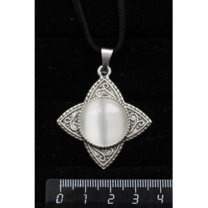 Кулон из кошачьего глаза (синт.), цвет белый, "роза ветров", круг 20мм