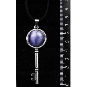 Кулон из кошачьего глаза (синт.), цвет фиолетовый, "ключик", круг 20мм