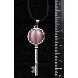 Кулон из кошачьего глаза (синт.), цвет розово-сиреневый, "ключик", круг 20мм