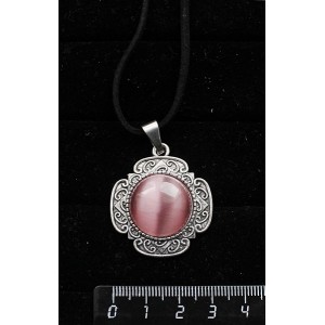 Кулон из кошачьего глаза (синт.), цвет розово-сиреневый,, круг 20мм, оправа "4 лепестка"