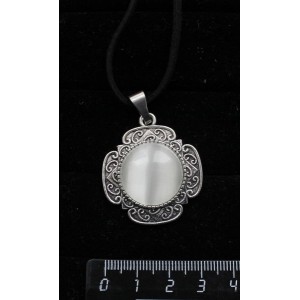 Кулон из кошачьего глаза (синт.), цвет белый, круг 20мм, оправа "4 лепестка"