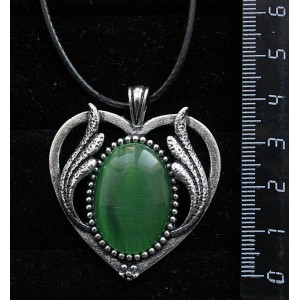 Кулон из кошачьего глаза (синт.), овал 25х18мм, цвет зеленый травяной, оправа "сердце с крыльями"