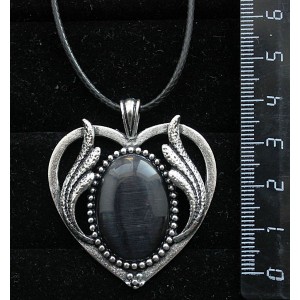 Кулон из кошачьего глаза (синт.), овал 25х18мм, цвет черный, оправа "сердце с крыльями"