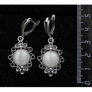 Cерьги из кошачьего глаза (синт.), круг 12мм, "2 цветка" цвет белый,  швензы посеребрение