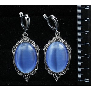 Серьги из кошачьего глаза (синт.), овал 25х18мм, цвет синий лавандовый, оправа "медальон", швензы посеребрение