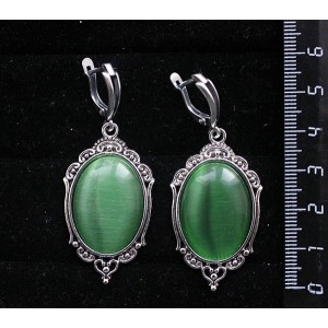 Серьги из кошачьего глаза (синт.), овал 25х18мм, цвет зеленый травяной, оправа "медальон", швензы посеребрение