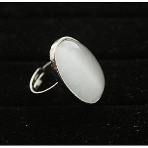 Кольцо из кошачьего глаза (синт.), цвет белый, овал 25х18мм, безразмерное (литая оправа)