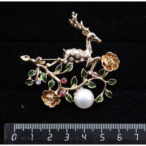 Брошь "Олень сказочный", разноцветный в золоте