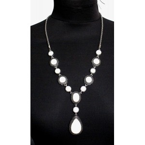 Колье из перламутра белого "капля"