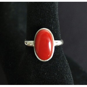 C925 Кольцо 3.97г с кораллом (иск.) 10*18мм р-р 17