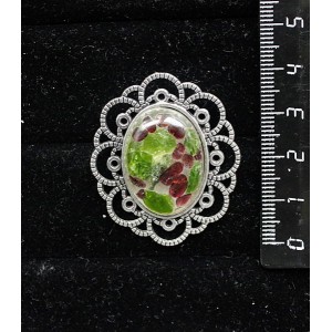 Брошь из хромдиопсида и граната (кабошон-мозаика), овал 25х18мм, "ромашка"