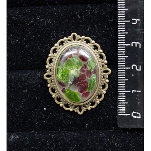 Брошь из хромдиопсида и граната (кабошон-мозаика), овал 25х18мм, оправа с узором цвет бронза