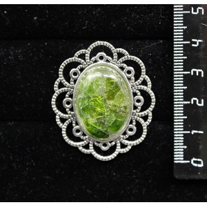 Брошь из хромдиопсида (кабошон-мозаика), овал 25х18мм, "ромашка"