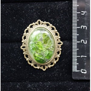 Брошь из хромдиопсида (кабошон-мозаика), овал 25х18мм, оправа с узором цвет бронза