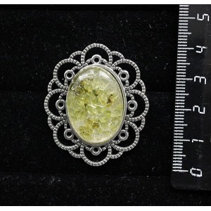 Брошь из хризолита (кабошон-мозаика), овал 25х18мм, "ромашка"