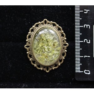 Брошь из хризолита (кабошон-мозаика), овал 25х18мм, оправа с узором цвет бронза