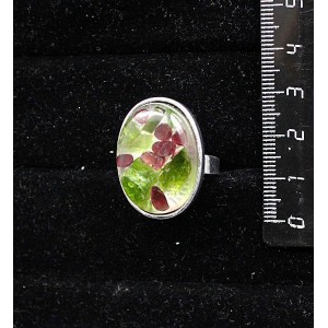 Кольцо с хромдиопсидом и гранатом (кабошон-мозаика), овал 25х18мм, безразмерное (литая оправа)