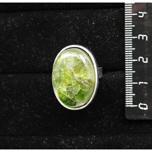 Кольцо с хромдиопсидом (кабошон-мозаика), овал 25х18мм, безразмерное (литая оправа)