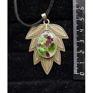 Кулон из хромдиопсида и граната (кабошон-мозаика), овал 25х18мм, "лист"