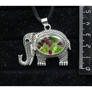Кулон из хромдиопсида и граната (кабошон-мозаика), овал 25х18мм, "слон"