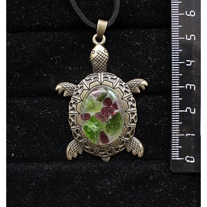 Кулон из хромдиопсида и граната (кабошон-мозаика), овал 25х18мм, "черепаха" оправа цвет бронза