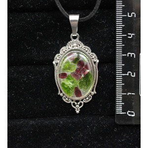 Кулон из хромдиопсида и граната (кабошон-мозаика), овал 25х18мм, оправа "медальон"
