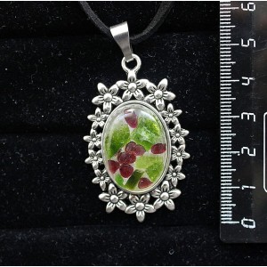 Кулон из хромдиопсида и граната (кабошон-мозаика), овал 25х18мм, оправа "клумба"