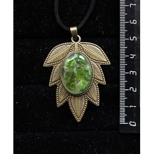Кулон из хромдиопсида (кабошон-мозаика), овал 25х18мм, "лист
