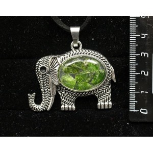 Кулон из хромдиопсида (кабошон-мозаика), овал 25х18мм, "слон"