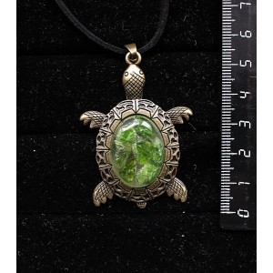 Кулон из хромдиопсида (кабошон-мозаика), овал 25х18мм, "черепаха" оправа цвет бронза