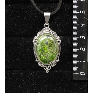 Кулон из хромдиопсида (кабошон-мозаика), овал 25х18мм, оправа "медальон"