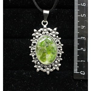 Кулон из хромдиопсида (кабошон-мозаика), овал 25х18мм, оправа "клумба"