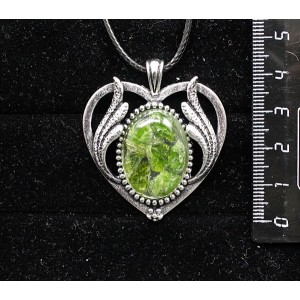 Кулон из хромдиопсида (кабошон-мозаика), овал 25х18мм, оправа "сердце с крыльями"