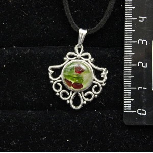 Кулон из хромдиопсида и граната (кабошон-мозаика), круг 12мм, оправа "балерина"