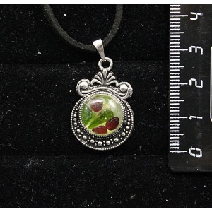 Кулон из хромдиопсида и граната (кабошон-мозаика), круг 12мм, оправа "корона"
