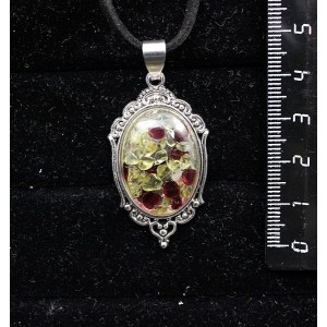 Кулон из хризолита и граната (кабошон-мозаика), овал 25х18мм, оправа "медальон"