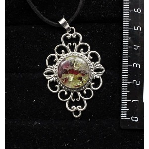 Кулон из хризолита и граната (кабошон-мозаика), круг 18мм, оправа "ромб с узором"