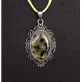 Кулон из хризолита и граната (кабошон-мозаика), овал 30х20мм, ажурная оправа