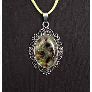 Кулон из хризолита и граната (кабошон-мозаика), овал 30х20мм, ажурная оправа