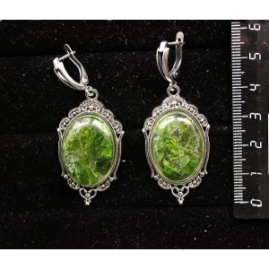 Серьги из хромдиопсида (кабошон-мозаика), овал 25х18мм, оправа "медальон", швензы посеребрение