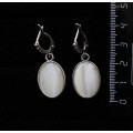 Серьги из кошачьего глаза (синт.) белого, простой овал 18х13мм, швензы посеребрение