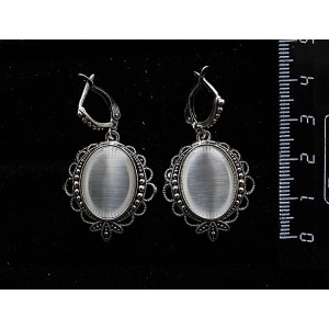 Cерьги из кошачьего глаза (синт.) белого, овал 18х13мм, оправа "трилистник", швензы посеребрение