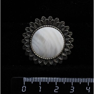 Брошь из перламутра белого "подсолнух", круг 20мм