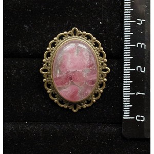 Брошь из турмалина розового (кабошон-мозаика), овал 25х18мм, оправа с узором цвет бронза