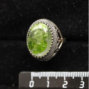 Кольцо из хромдиопсида (кабошон-мозаика), овал 18х13мм