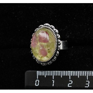 Кольцо с хризолитом и турмалином розовым (кабошон-мозаика), овал 18x13, литая оправа, безразмерное