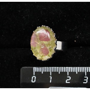 Кольцо с хризолитом и турмалином розовым (кабошон-мозаика), овал 18х13мм, безразмерное