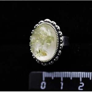 Кольцо с хризолитом (кабошон-мозаика), овал 18x13, литая оправа, безразмерное